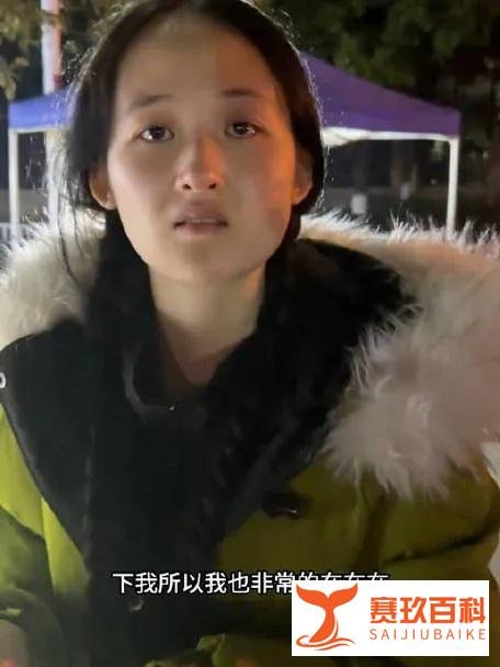 大家为糖葫芦女生出摊保驾护航，现场警方、校方、市民齐聚！