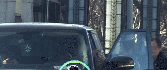 李湘离婚风波后首次露面，与神秘男子开豪车出行，路上发生剐蹭