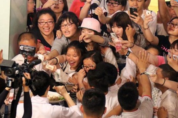 时代少年团公开私生照片，私生饭的行为会给艺人带来哪些影响？