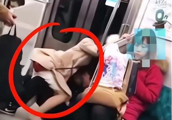 女友穿裙子在男子身上磨蹭,男子则向乘客说明:她身体不适