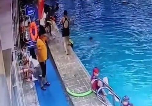 河南：一陌生男子将游泳池边小孩踢下水，监控视频让人气愤！