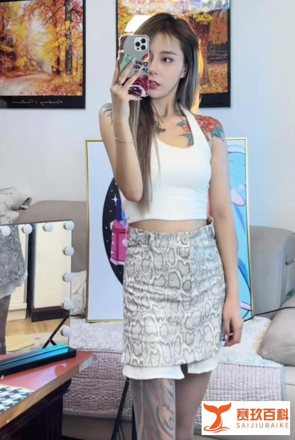 戚佳丽回应不雅视频，恋爱脑向往爱情，视频为异地恋时发给男友的