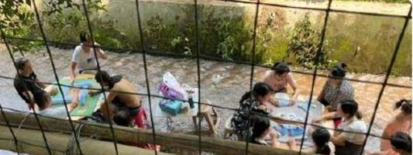 成都河道里游客水中打麻将？政府工作人员：已全部劝离