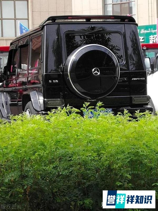 女子骑电动车连撞奔驰大G三次，这场“意外”背后藏着啥？