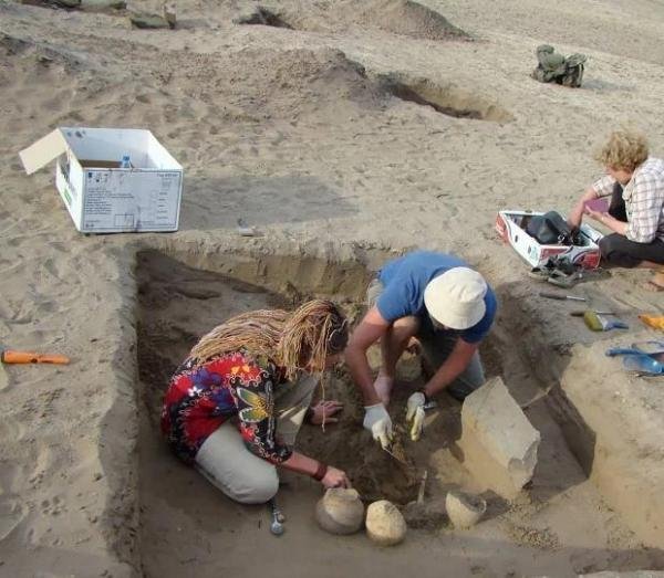 2100年前古墓中发现疑似iPhone物体？或属西汉时期一位匈奴年轻贵族女子