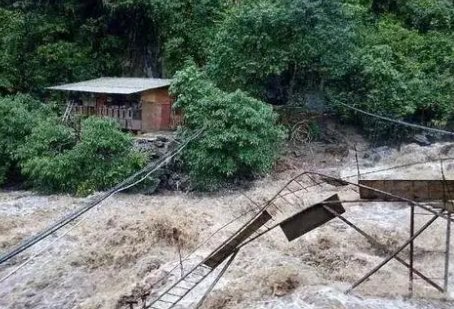 洪水滔滔不绝！成都大邑突发山洪，水流汹涌穿过桥洞，山洪来了怎么办？
