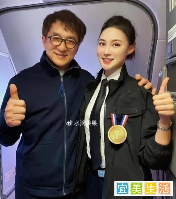 成龙与正妹空姐亲民合照 主动要电话这举动却惹议？