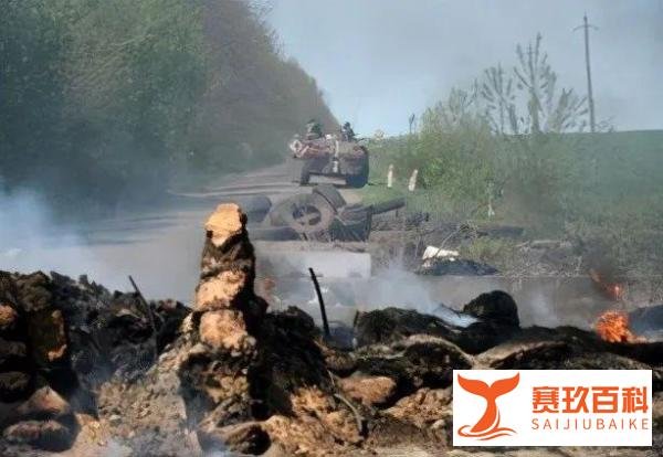 乌军凌晨攻击，卫星制导子母弹垂直打击俄机场和军营，俄给出表态