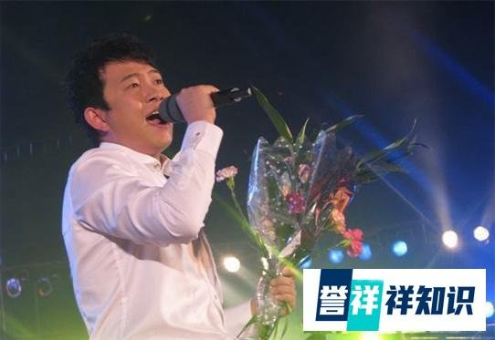 星光大道冠军显落魄！饭局上卖力献唱，衣服套装被扒不到100元