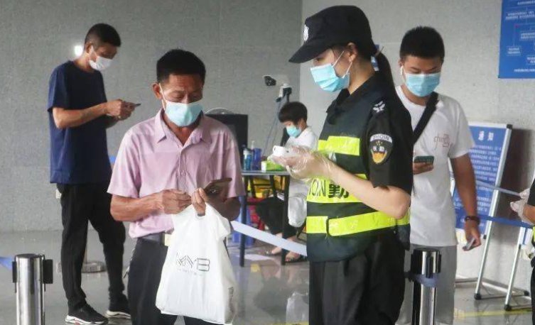 甘肃一男子称小区封控,无收入望推迟还房贷,银行对此作何回复?