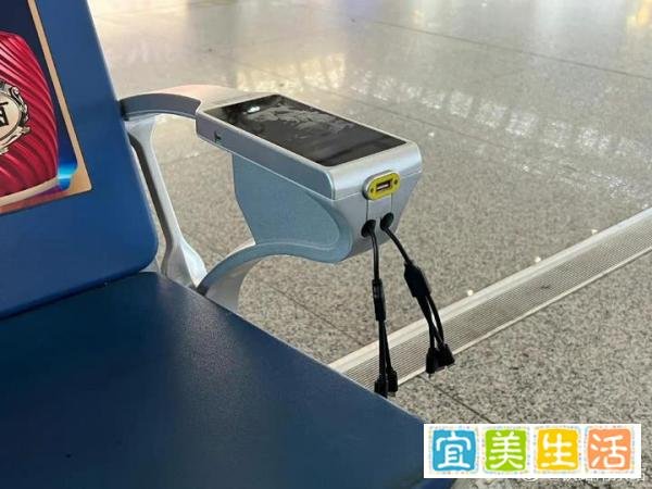 南京南站大厅找不到插座？是乘客事儿多，还是车站服务不到位？