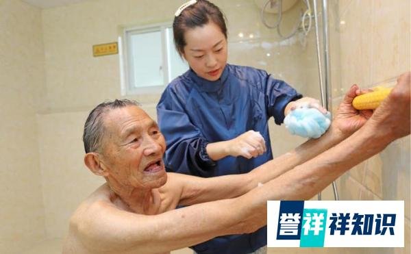 失能父亲不能自理，卧床需要人端屎端尿，女儿照顾合适吗？