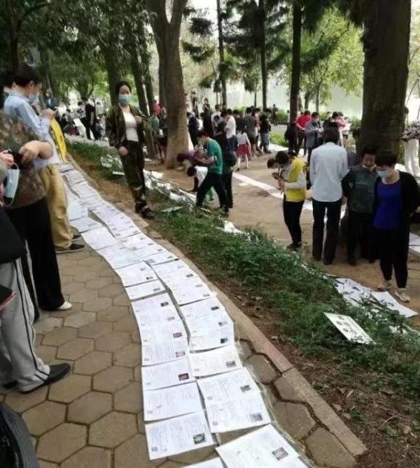广州天河公园相亲角，单身男女的乐园