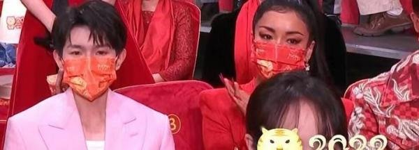 王源吉克隽逸坐一把椅子，网友：难怪王源不知所措