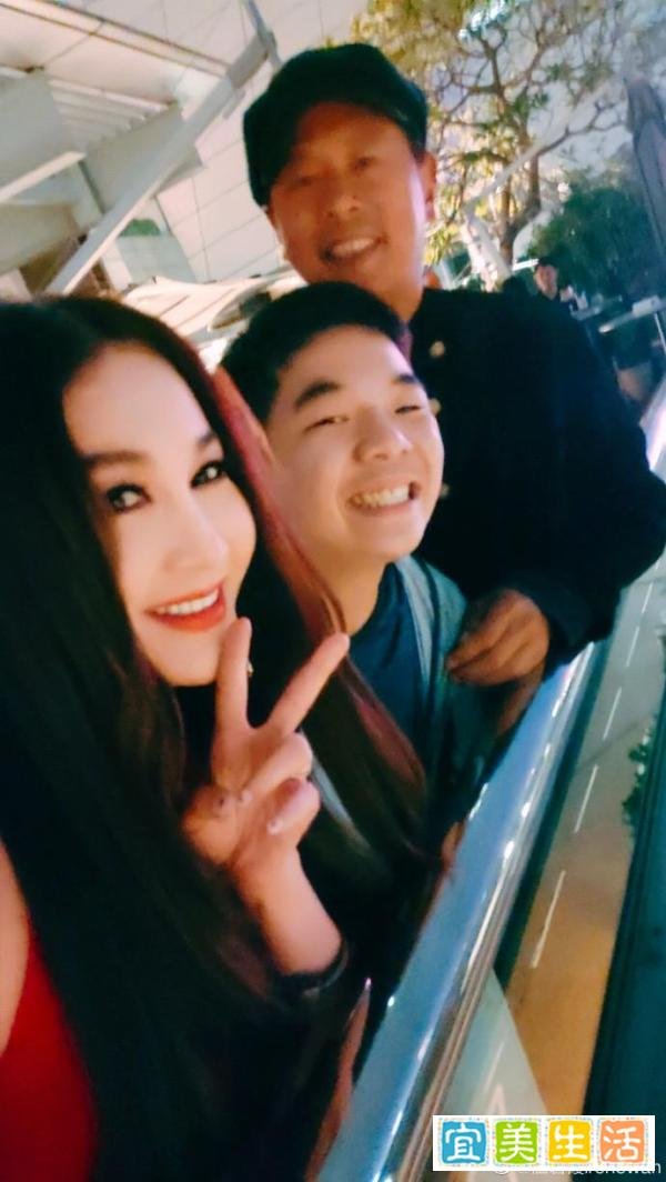 温碧霞过圣诞，55岁不生孩子保养好，富豪老公和养子现身长得像