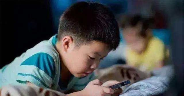 安徽一男孩为让舅舅脱单欲把老师变舅妈，男孩这么做合适吗？