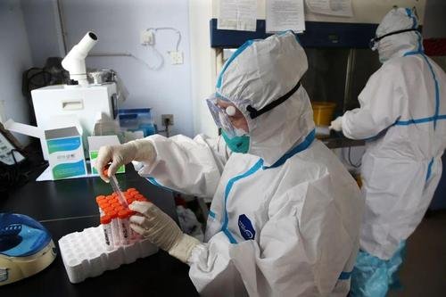 半月没见，新婚妻子上门做核酸丈夫竟没认出来，对此你有何感触？