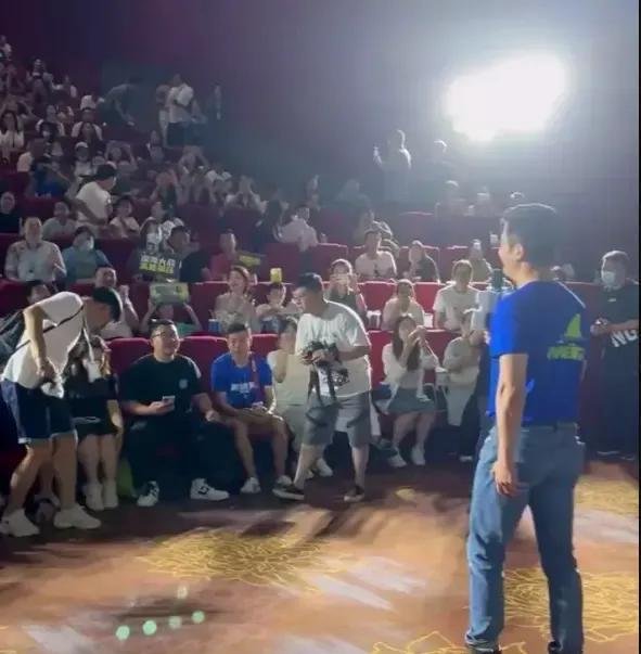 吴京回应一个人跑路演的原因:好莱坞演员工会罢工
