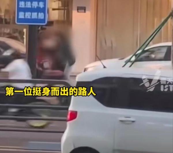 震惊！女律师被对方当事男子尾随持榔头袭击，多名路人挺身而出将男子制服
