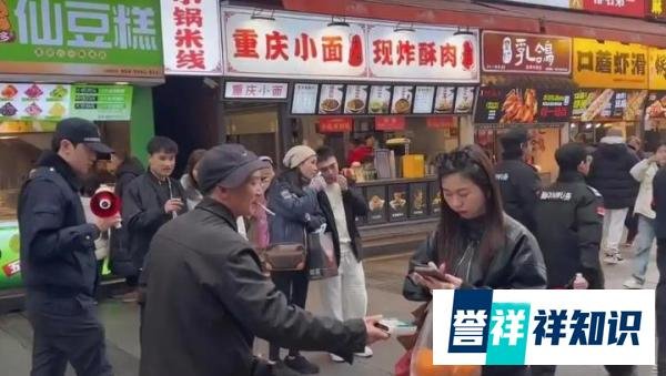 《重庆解放碑：女子不听城管劝买游摊货》