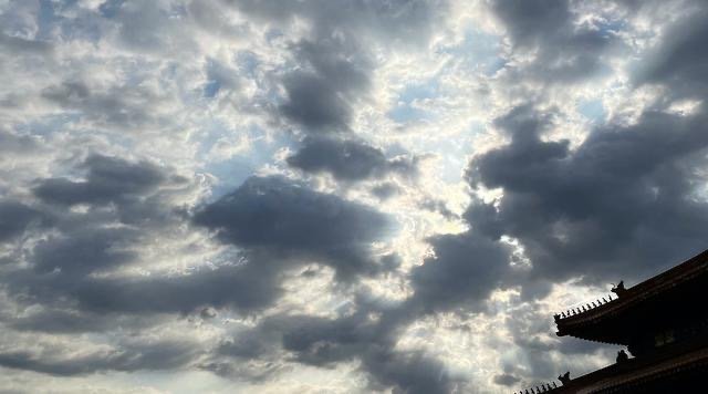 故宫上空现云隙光现象，这一现象是如何形成的？