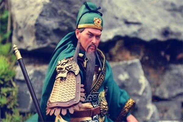刮骨疗毒时陪关羽下棋的是什么人，他为何比关羽还淡定？