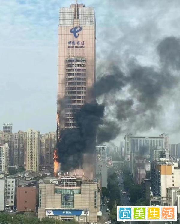 长沙第一高楼起火烟雾缭绕，消防紧急救援火已扑灭，没有人员伤亡