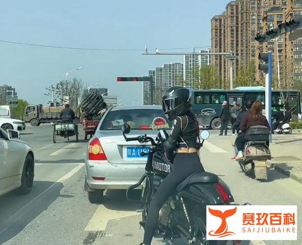 男子开车被小姐姐加塞，女生一举动令男子怒气全无