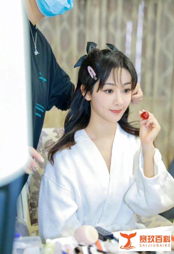 杨紫春晚联排公主头造型路透，穿米白色羽绒服配白T，温婉大气