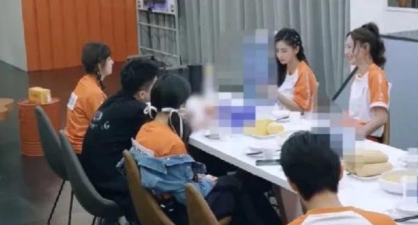 张大大曝杨颖带妆睡觉，职业精神引发网友热议