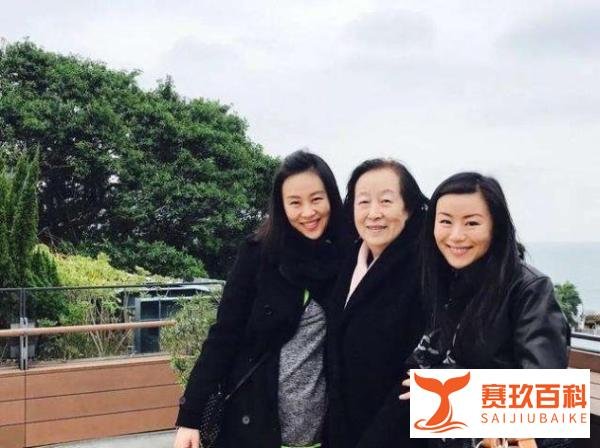 邬君梅带妈妈出游，穿大衣母亲面前仍似小女孩，81岁母亲好有气质