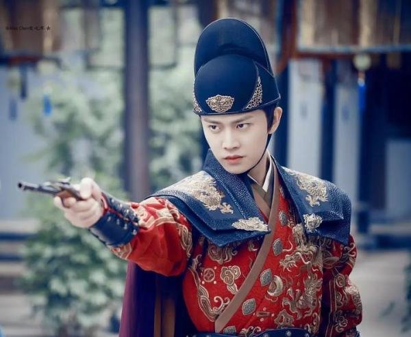 任嘉伦官宣离开欢瑞世纪，老东家发文祝福，鞠婧祎应该很羡慕