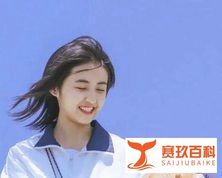 焉栩嘉情人节约会对象曝光：两人穿同款外套回家，女方疑似张子枫