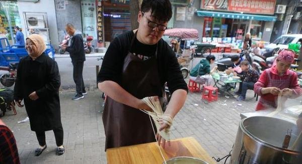 山东拉面哥火了，网红经济的背后，引发平常人的观察和思考！