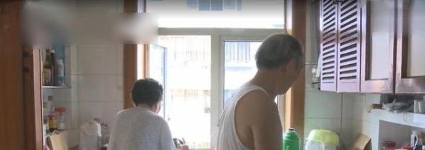 重庆一对老夫妻因洪水被困家中 邻居用竹竿递送三餐 感动众多人