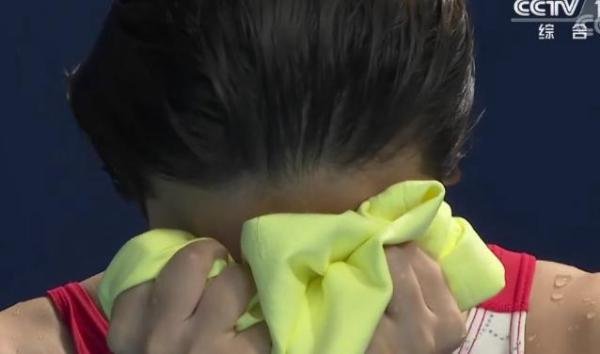 王涵给施廷懋送上爱的抱抱 这是咋情况？