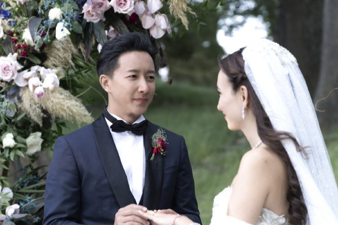 金希澈是韩庚卢靖姗婚礼的伴郎吗？