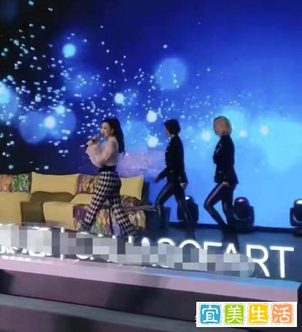 43岁歌手王蓉近况，商演简陋无人理，网友：再落魄也比普通人强