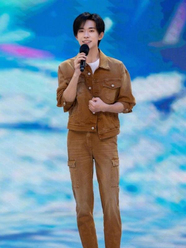 易烊千玺入职国家话剧院惹争议，演员身份不笔试，挂职后仍能捞金