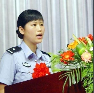 地震中用自己的奶喂孩孑的女警察图