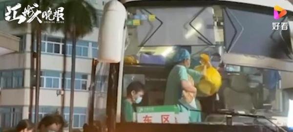 医生做核酸偶遇儿子:作业写完没 这是咋情况？