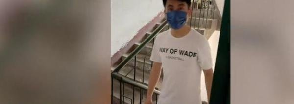 男子冒雨给前妻和孩子送物资