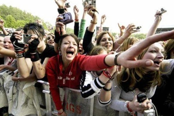 时代少年团公开私生照片，私生饭的行为会给艺人带来哪些影响？