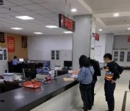 南京一保时捷违停,堵路5小时车窗被贴满卫生巾,违停会被如何处罚?