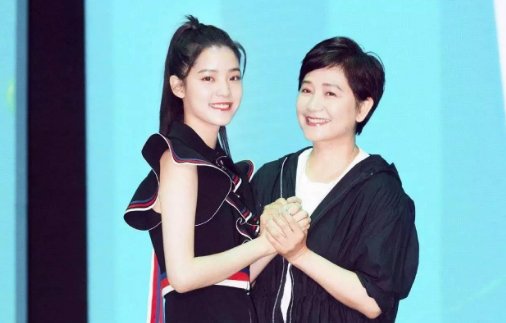 欧阳娜娜母亲重返校园,59岁读硕士,亲身诠释内涵比美貌重要!你怎么看?