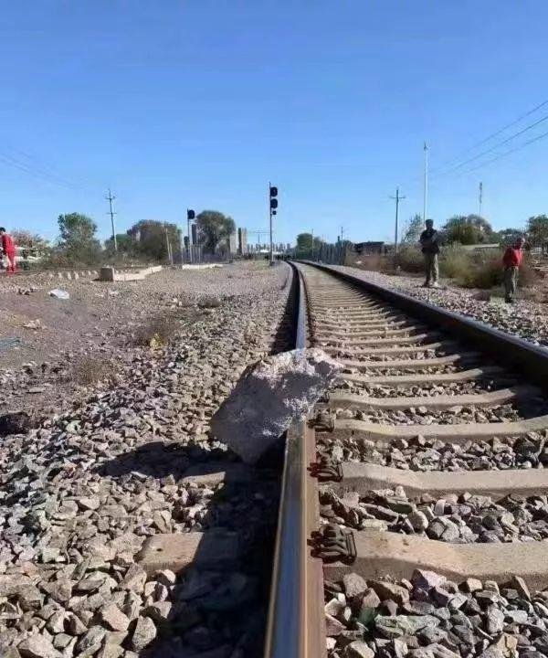 大爷狂奔50米救下火车