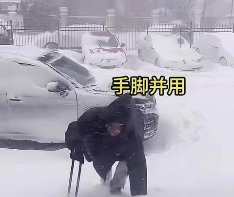 烟台暴雪中女子连滚带爬去上班：努力生活的人值得尊重！