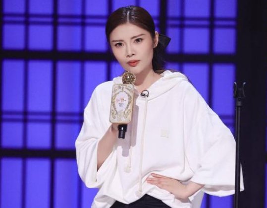 徐冬冬在《听姐说》中自曝，曾被男友家暴，面对家暴她是怎样做的？
