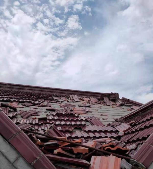 江苏现龙卷风有屋顶被掀翻