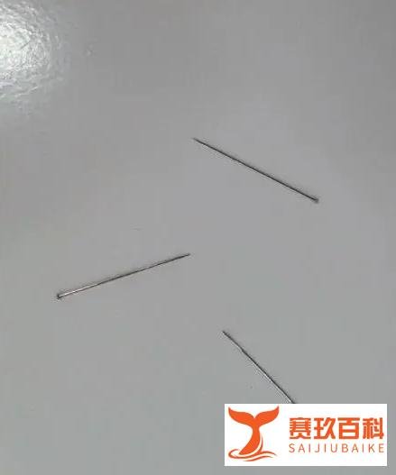 学生称黑龙江大学食堂坐垫上扎有多根细针，校方回应：误会